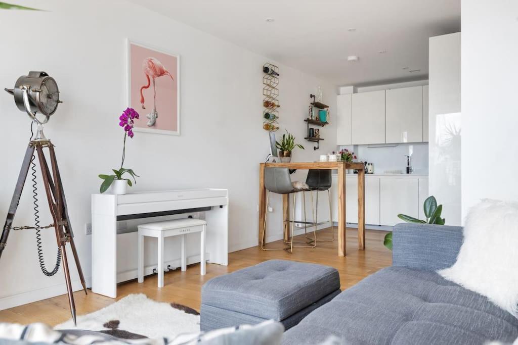 Modern New 1-Bedroom Home Stunning Views Londres Exterior foto