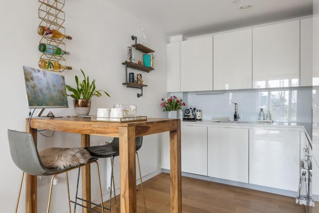 Modern New 1-Bedroom Home Stunning Views Londres Exterior foto