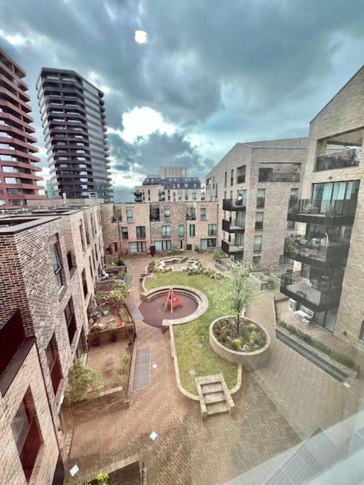 Modern New 1-Bedroom Home Stunning Views Londres Exterior foto